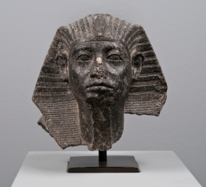 Porträtkopf Sesostris III., © Staatliches Museum Ägyptischer Kunst, Fotografin: Marianne Franke
